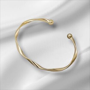 💕5/$18 Simple Gold Swirled Cuff Bracelet
